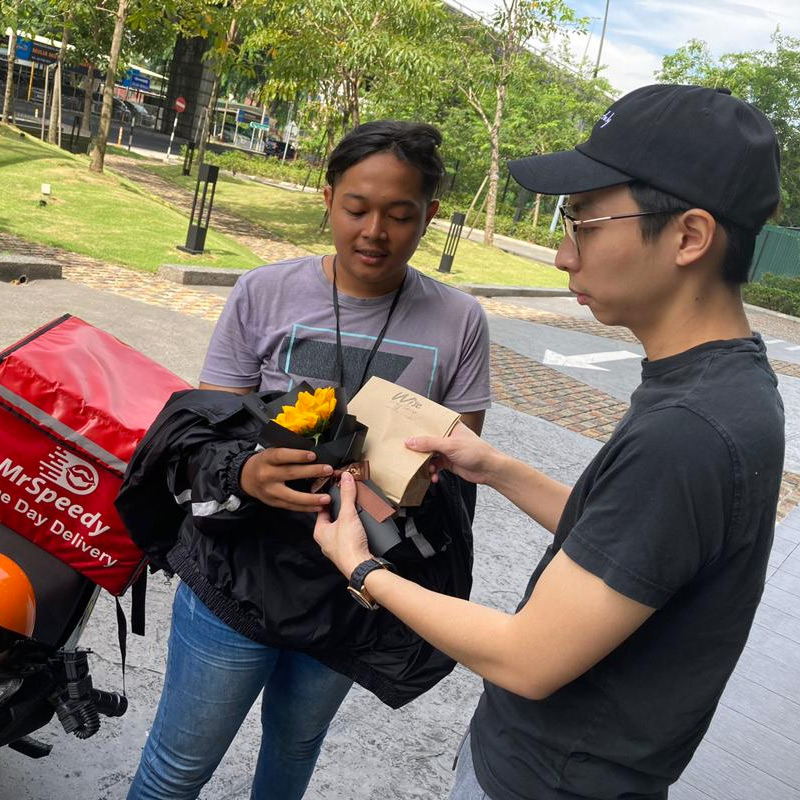3 startup heroes contributed 8,000 bottles of water for Covid19 patients 3 startup heroes contributed 8,000 bottles of water for Covid19 patients